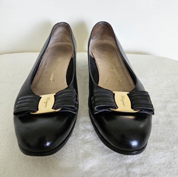 Salvatore Ferragamo Vara Bow Pump Shoes - Picture 3 of 12